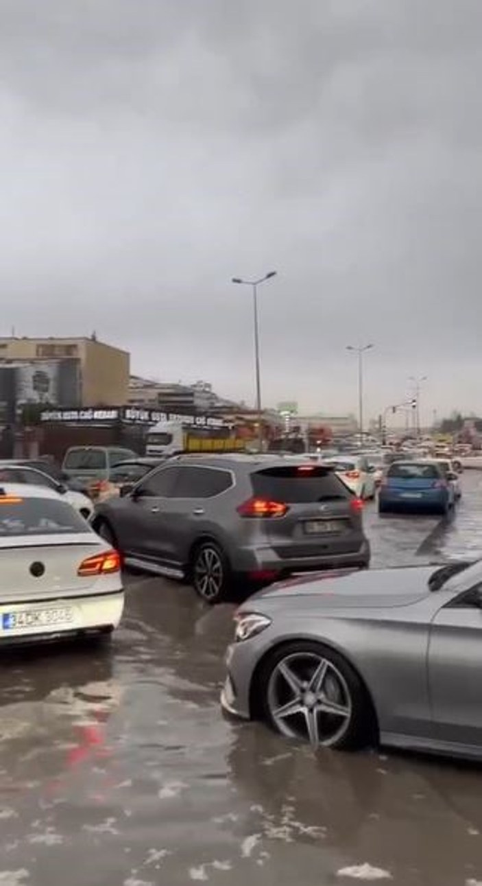 Ankara’da sağanak yağış: Sokaklar dereye döndü