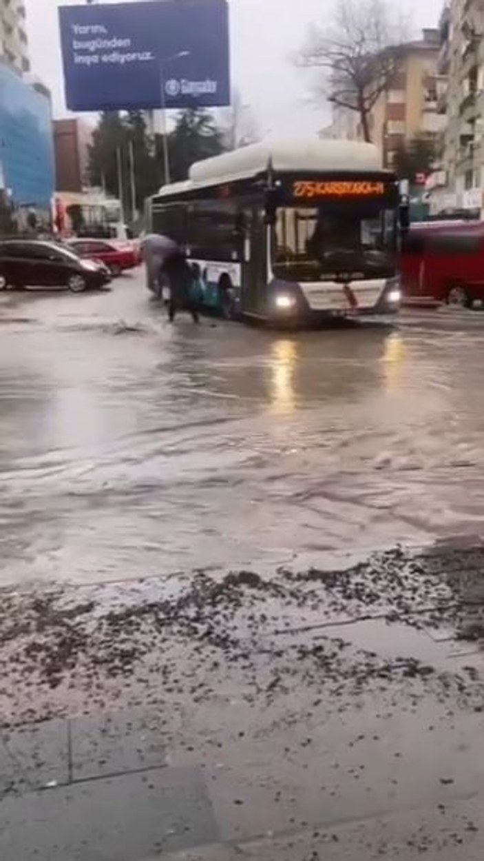 Ankara’da sağanak yağış: Sokaklar dereye döndü