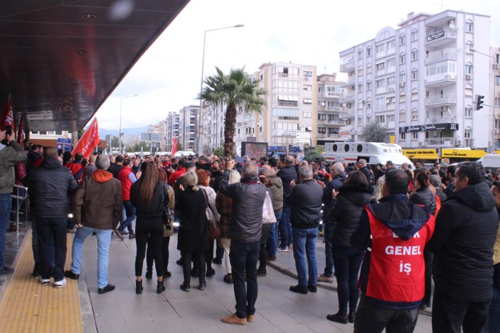 Karşıyaka Belediyesi maaşları ödeyemedi! İşçiler eylem yaptı