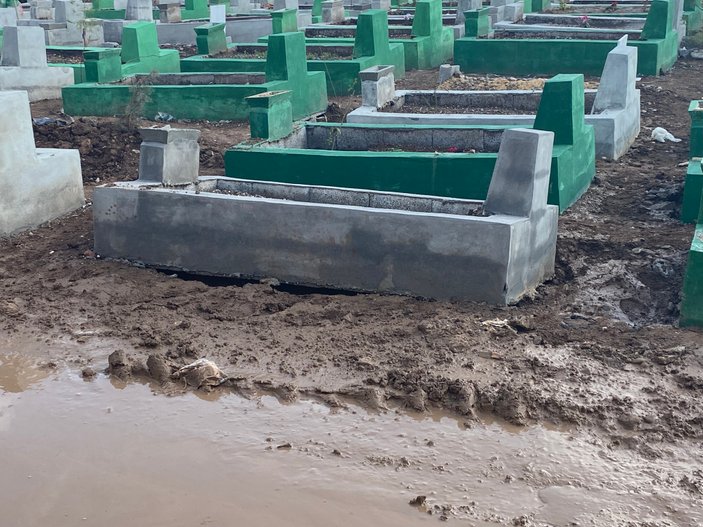 Diyarbakır’da yağış sonrası depremzedelerin mezarları çöktü