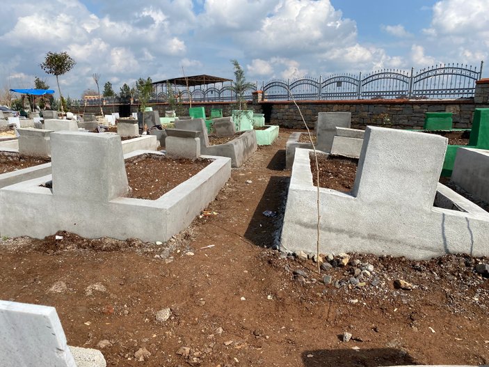 Diyarbakır’da yağış sonrası depremzedelerin mezarları çöktü