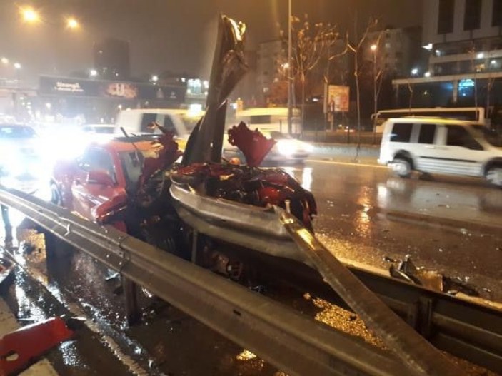 Ataşehir’de motosiklete çarpan otomobil bariyere girdi: 1 yaralı #1