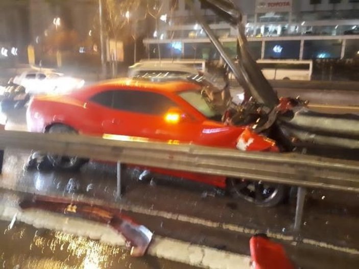 Ataşehir’de motosiklete çarpan otomobil bariyere girdi: 1 yaralı #2