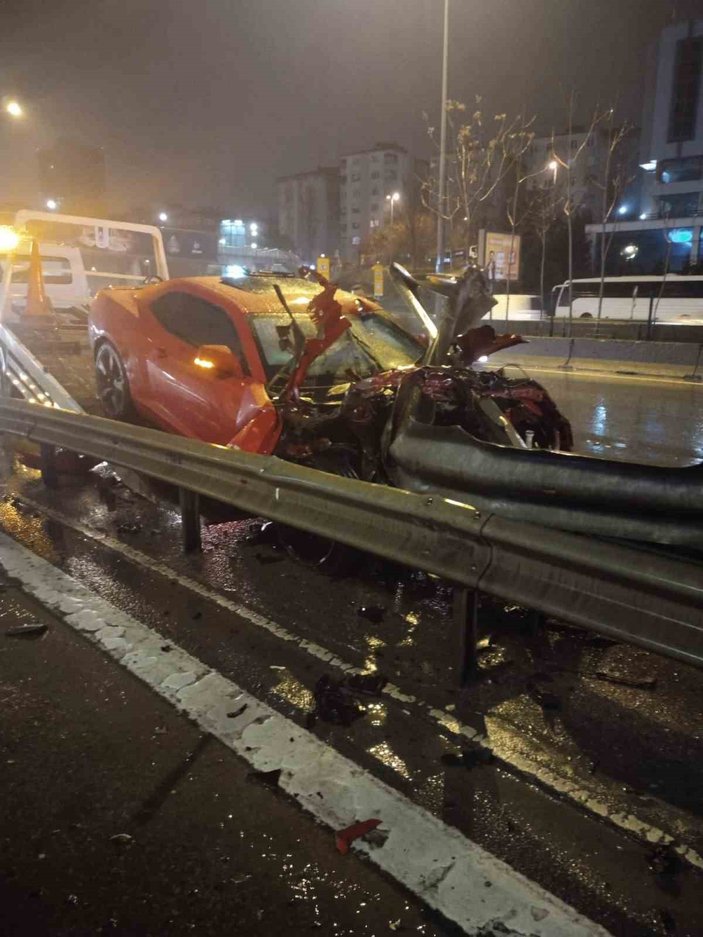 Ataşehir’de motosiklete çarpan otomobil bariyere girdi: 1 yaralı #6