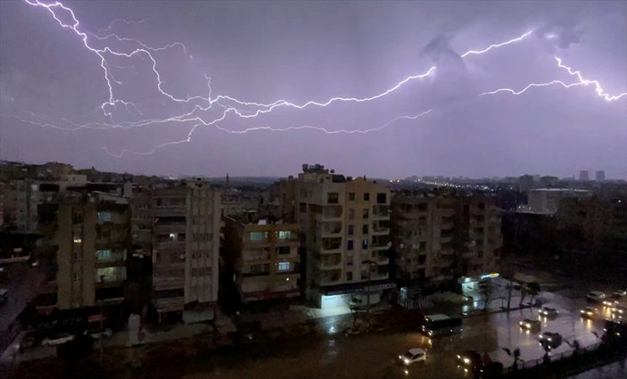 Deprem ve sel bölgesi Şanlıurfa’da sağanak yağış yeniden başladı