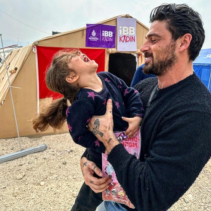 Dünyaca ünlü İtalyan oyuncu Michele Morrone, depremzede çocuklarla bir araya geldi