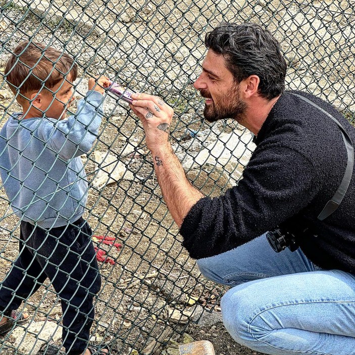 Dünyaca ünlü İtalyan oyuncu Michele Morrone, depremzede çocuklarla bir araya geldi