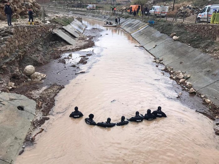 Mehmetçik, sel bölgesinde arama-kurtarma çalışmalarını sürdürüyor