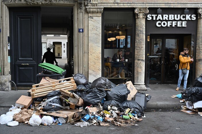 Paris'te emeklilik reformuna karşılık yapılan grev kenti çöp yığınına çevirdi