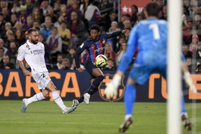 El Clasico'da Real Madrid'i uzatmada yıkan Barcelona puan farkını 12'ye çıkardı