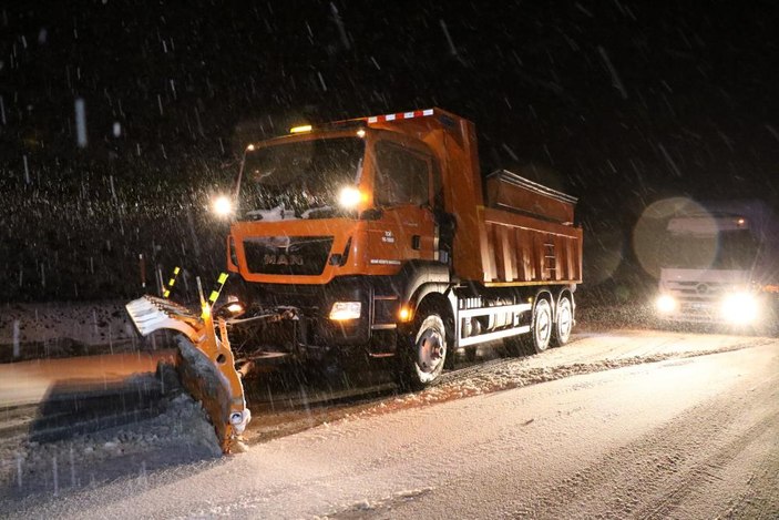 Erzincan-Tunceli kara yolunda kar nedeniyle ulaşım aksadı