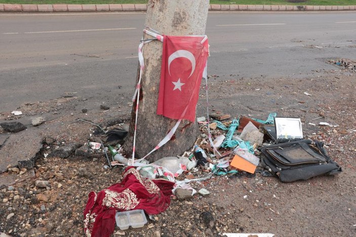 Kahramanmaraş’ta enkazdan çıkarılan manevi değerler ağaç gövdelerine bırakıldı