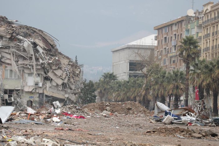 Kahramanmaraş’ta enkazdan çıkarılan manevi değerler ağaç gövdelerine bırakıldı