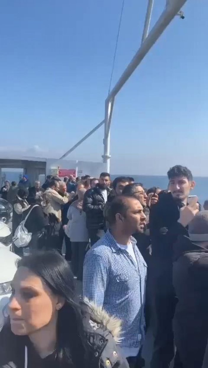 Marmara Denizi'nde feribottan atlayan yolcuyu Sahil Güvenlik ekibi kurtardı #3