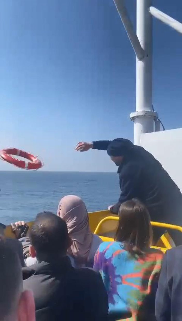 Marmara Denizi'nde feribottan atlayan yolcuyu Sahil Güvenlik ekibi kurtardı #4