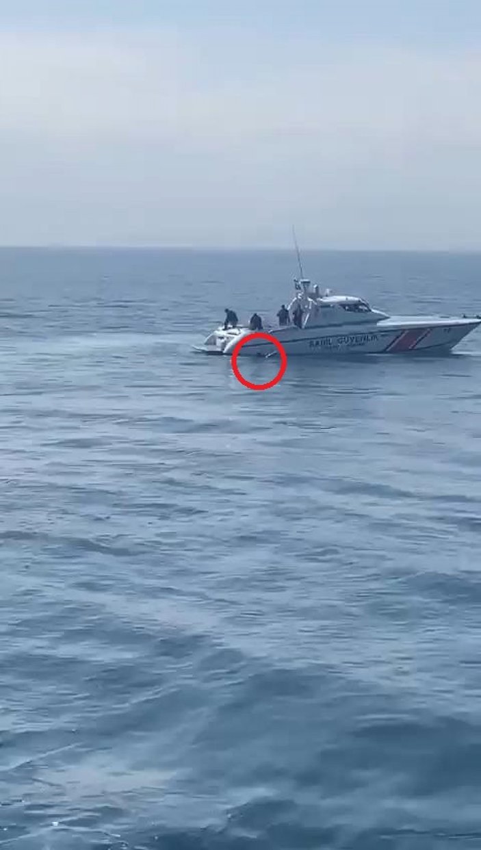Marmara Denizi'nde feribottan atlayan yolcuyu Sahil Güvenlik ekibi kurtardı #5