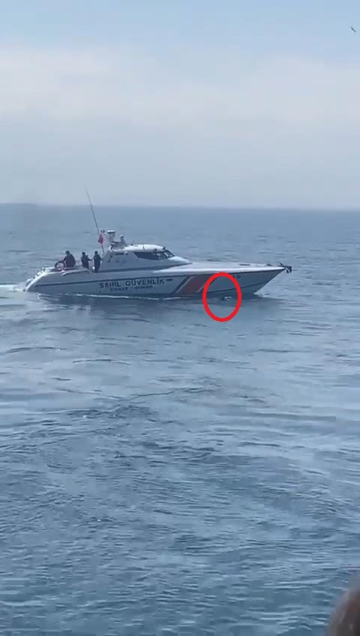 Marmara Denizi'nde feribottan atlayan yolcuyu Sahil Güvenlik ekibi kurtardı #7