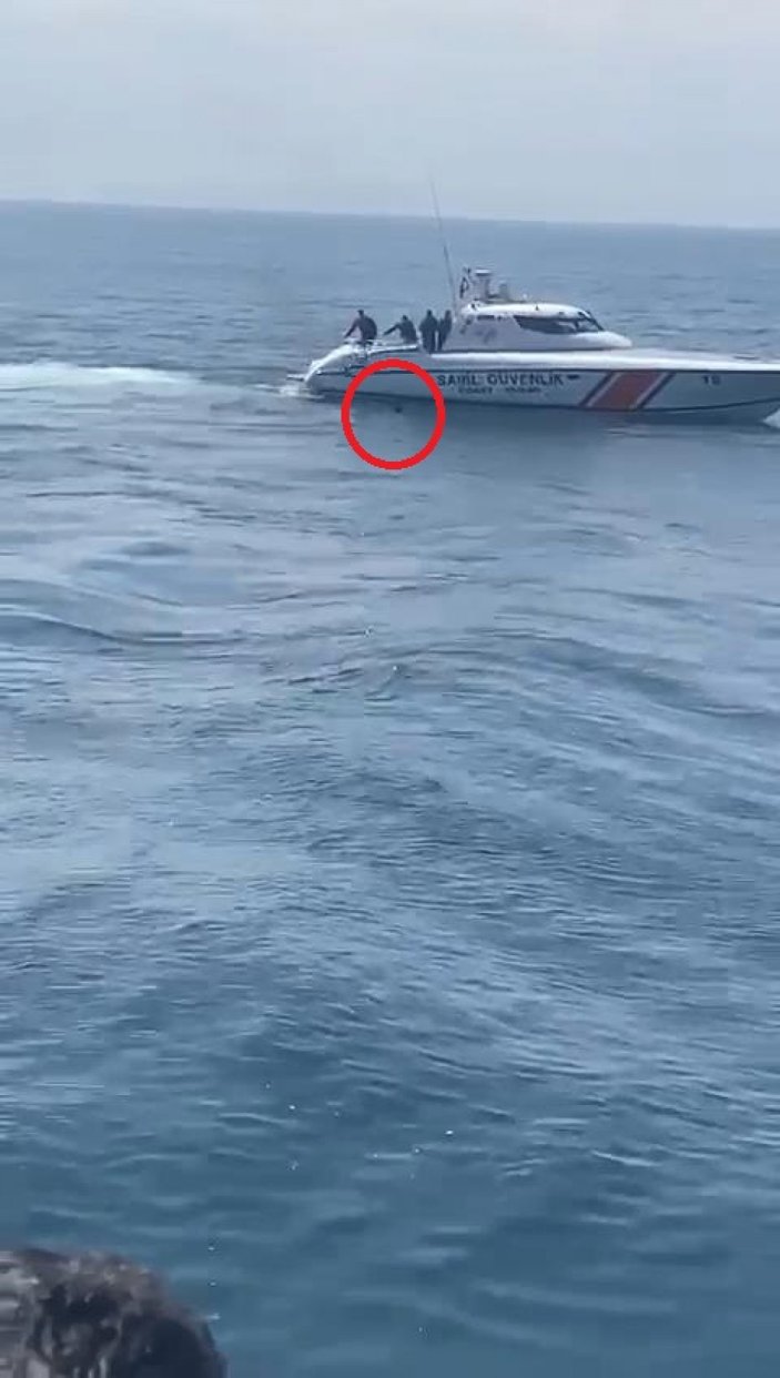 Marmara Denizi'nde feribottan atlayan yolcuyu Sahil Güvenlik ekibi kurtardı #8