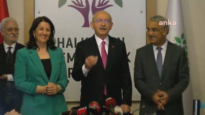 Pervin Buldan'ın Kemal Kılıçdaroğlu ile basın toplantısındaki mutluluğu