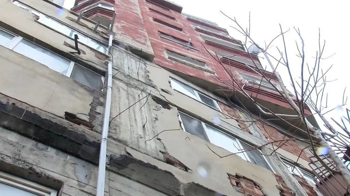 Bağcılar'da üst üste inşa edilen ve deprem korkusu saçan bina yıkılıyor