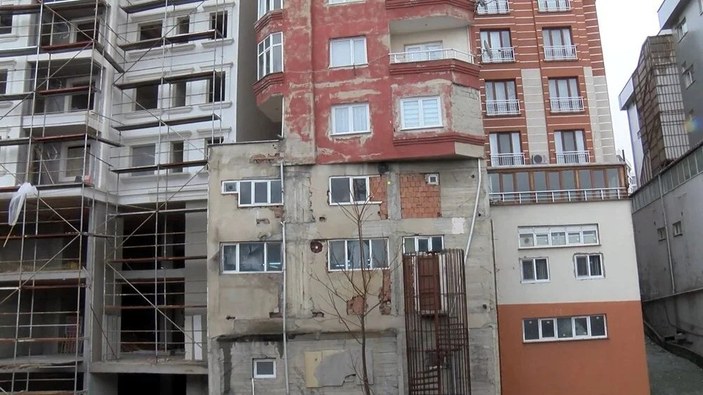 Bağcılar'da üst üste inşa edilen ve deprem korkusu saçan bina yıkılıyor