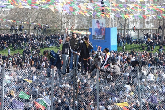 Diyarbakır'da Nevruz Bayramı kutlaması! Polise taşla saldırdılar