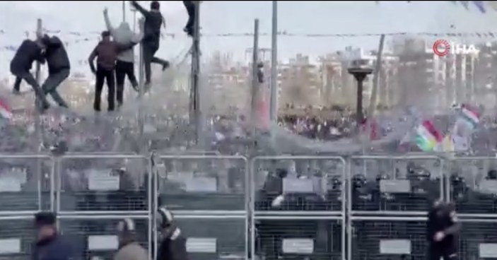 Diyarbakır'da Nevruz Bayramı kutlaması! Polise taşla saldırdılar
