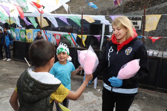 Diyarbakır'da Nevruz Bayramı kutlaması! Polise taşla saldırdılar