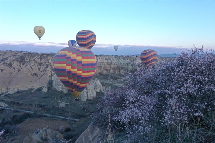 Kapadokya'ya bahar geldi! Sıcak hava balon turu yeniden başladı
