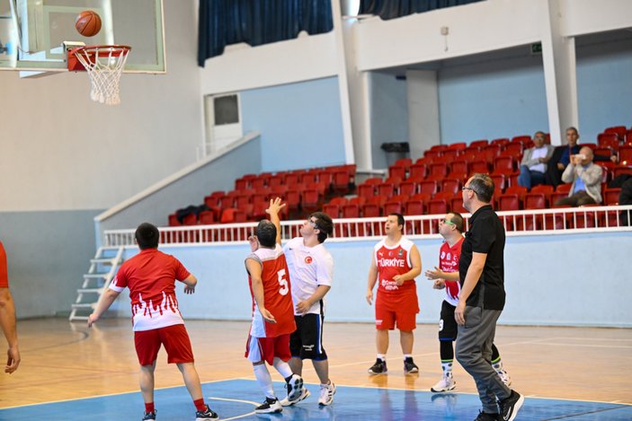M. Muharrem Kasapoğlu down sendromlu milli sporcularla basketbol oynadı