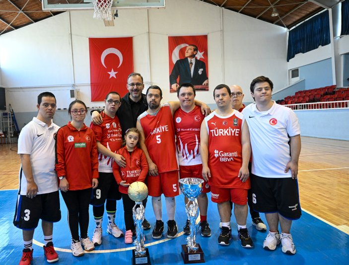 M. Muharrem Kasapoğlu down sendromlu milli sporcularla basketbol oynadı