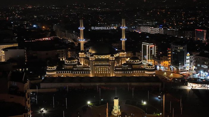 Taksim Camii’ne asılan mahya görüntülendi