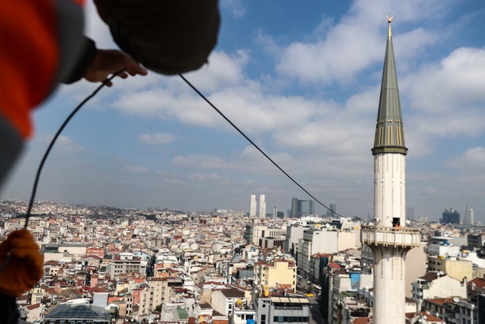 Taksim Camii’ne asılan mahya görüntülendi