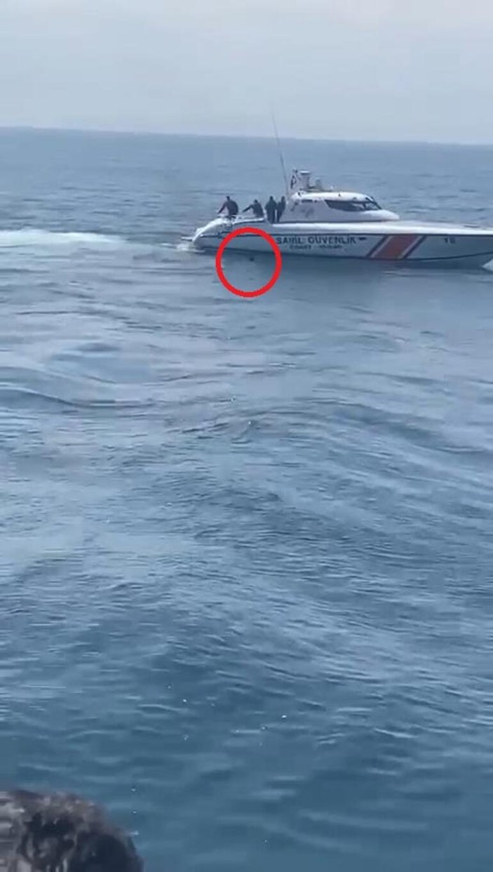 Yalova'da feribottan atlayan yolcuyu Sahil Güvenlik ekibi kurtardı