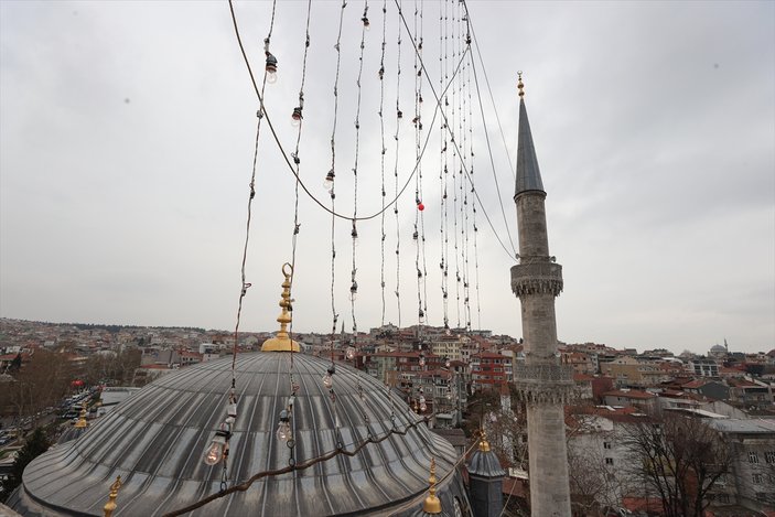 Camiler Ramazan'a hazır! Üsküdar'daki Valide-i Cedid Camisi'nin de mahyası asıldı