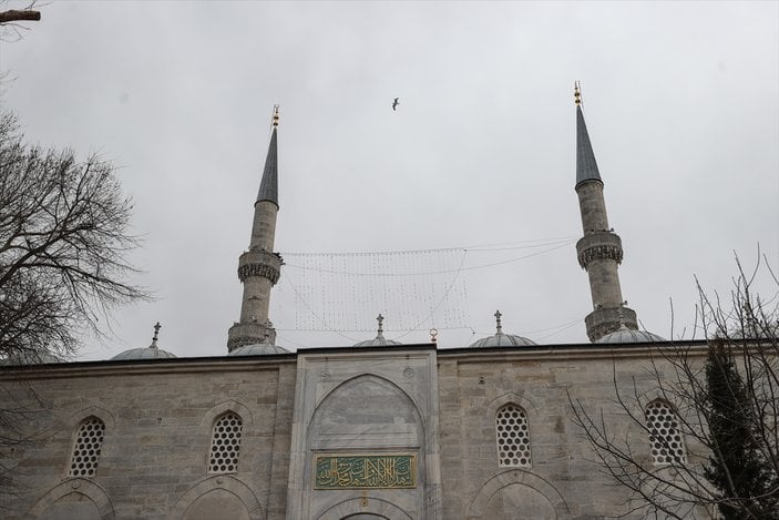 Camiler Ramazan'a hazır! Üsküdar'daki Valide-i Cedid Camisi'nin de mahyası asıldı