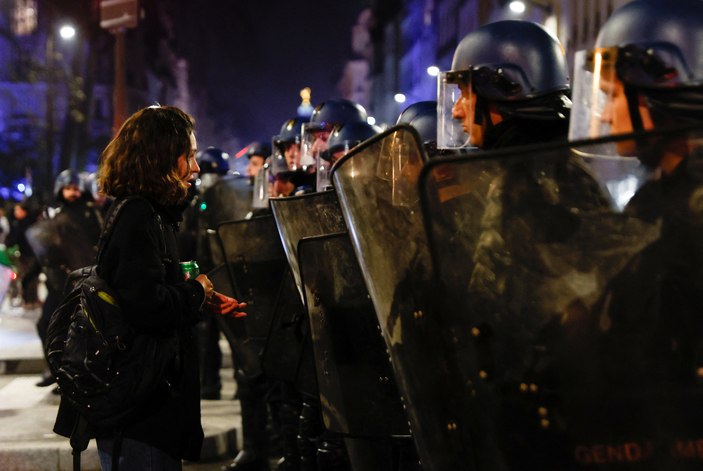 Protestocular, başkent Paris'i yangın yerine çevirdi