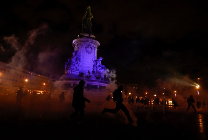 Protestocular, başkent Paris'i yangın yerine çevirdi