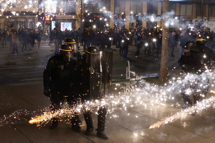 Protestocular, başkent Paris'i yangın yerine çevirdi