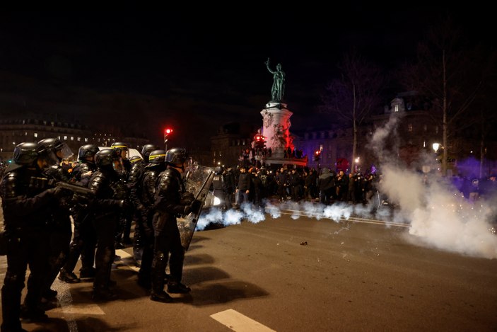 Protestocular, başkent Paris'i yangın yerine çevirdi