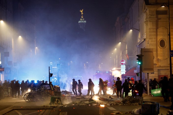 Protestocular, başkent Paris'i yangın yerine çevirdi