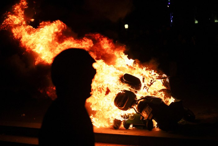 Protestocular, başkent Paris'i yangın yerine çevirdi