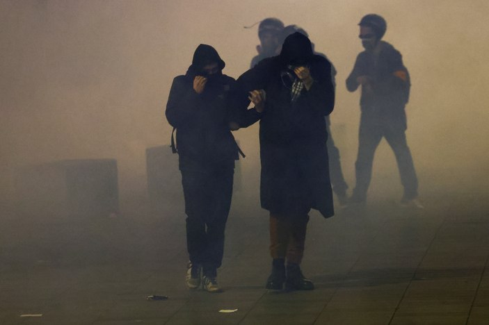 Protestocular, başkent Paris'i yangın yerine çevirdi