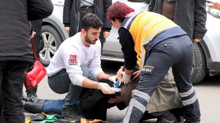 Samsun'da yaya geçidini kullanmayan genç kızlara otomobil çarptı: 2 yaralı