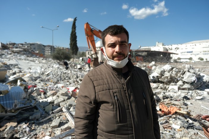 Antakya'da enkaz altından milyonluk tekstil ürünlerini kurtarıyor