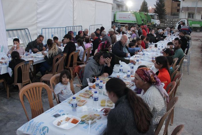 Deprem bölgesi Hatay'da ilk iftar yapıldı