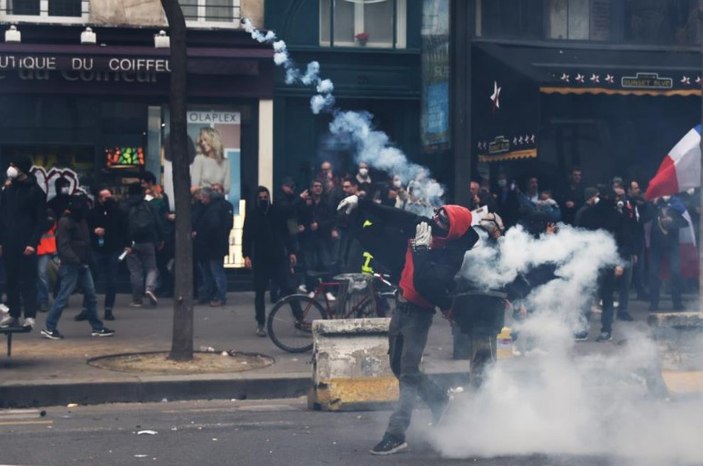 Fransa'da polis, emeklilik reformu karşıtı göstericilerle çatıştı