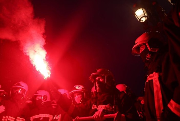 Fransa'da polis, emeklilik reformu karşıtı göstericilerle çatıştı