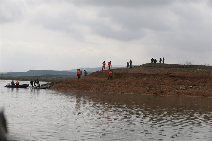 Şanlıurfa'da tırıyla sele kapılan sürücüyü arama çalışmaları sürüyor