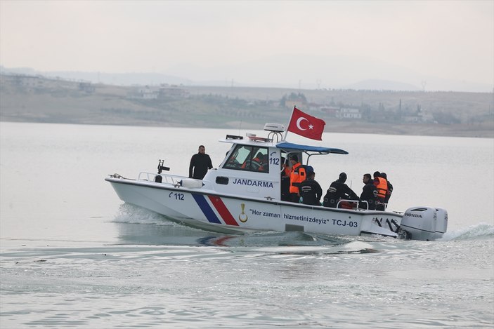 Şanlıurfa'da tırıyla sele kapılan sürücüyü arama çalışmaları sürüyor